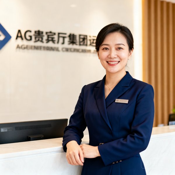 AG贵宾厅集团运营总监苏慧敏女士，笑容温暖亲和，身穿深蓝色制服，站在行政前台旁